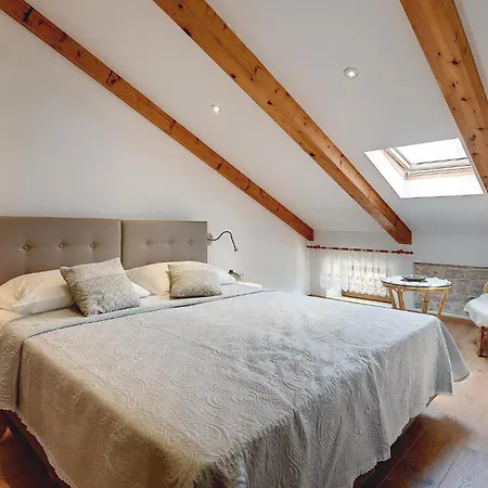 4 Bedroom Awesome In Nyaraló Krnica
