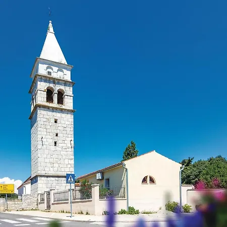 4 Bedroom Awesome In Nyaraló Krnica